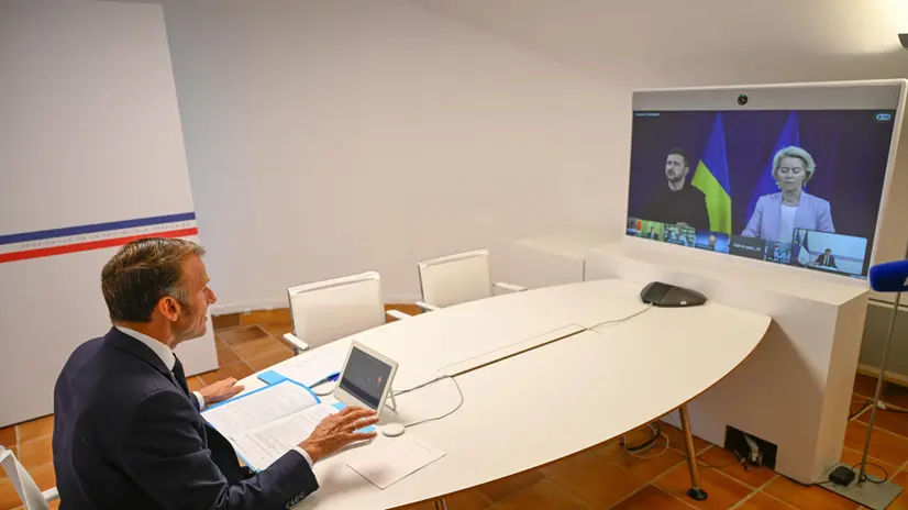 epa12306576 French President Emmanuel Macron (L) attends a video conference with European Commission Ursula van der Leyen and Ukraine's President Volodymyr Zelensky as part of the so-called 'coalition of the willing', at the Fort de Bregancon in Bormes-les-Mimosas, southern France, 17 August 2025. EPA/PHILIPPE MAGONI / POOL MAXPPP OUT