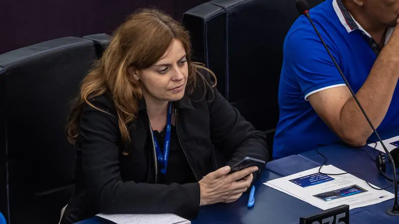 Ilaria Salis durante una seduta del Parlamento europeo - Foto Ansa © www.giornaledibrescia.it