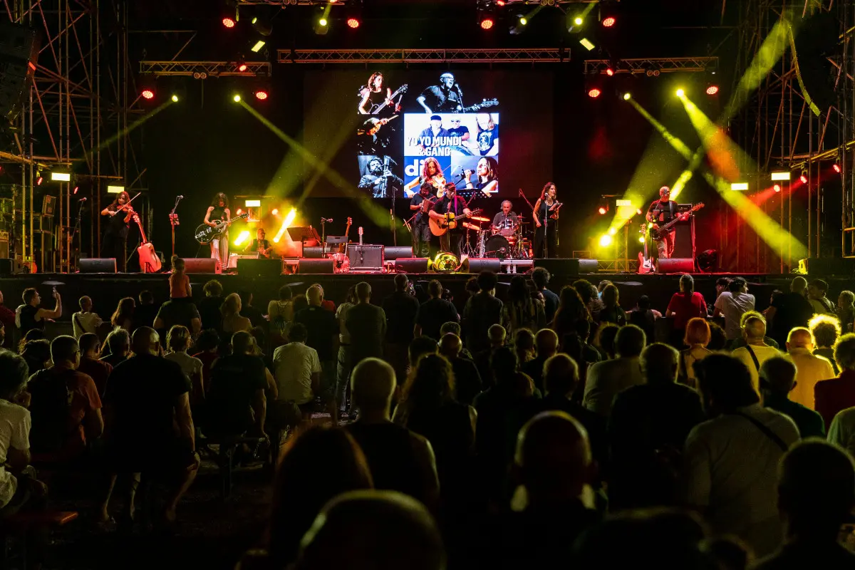 Yoyo Mundi & Gang sul palco di Festa Radio Onda d'Urto