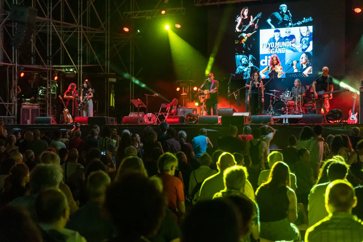 Yoyo Mundi & Gang sul palco di Festa Radio Onda d'Urto