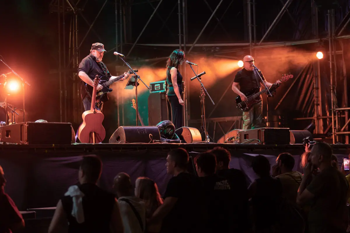 Yoyo Mundi & Gang sul palco di Festa Radio Onda d'Urto