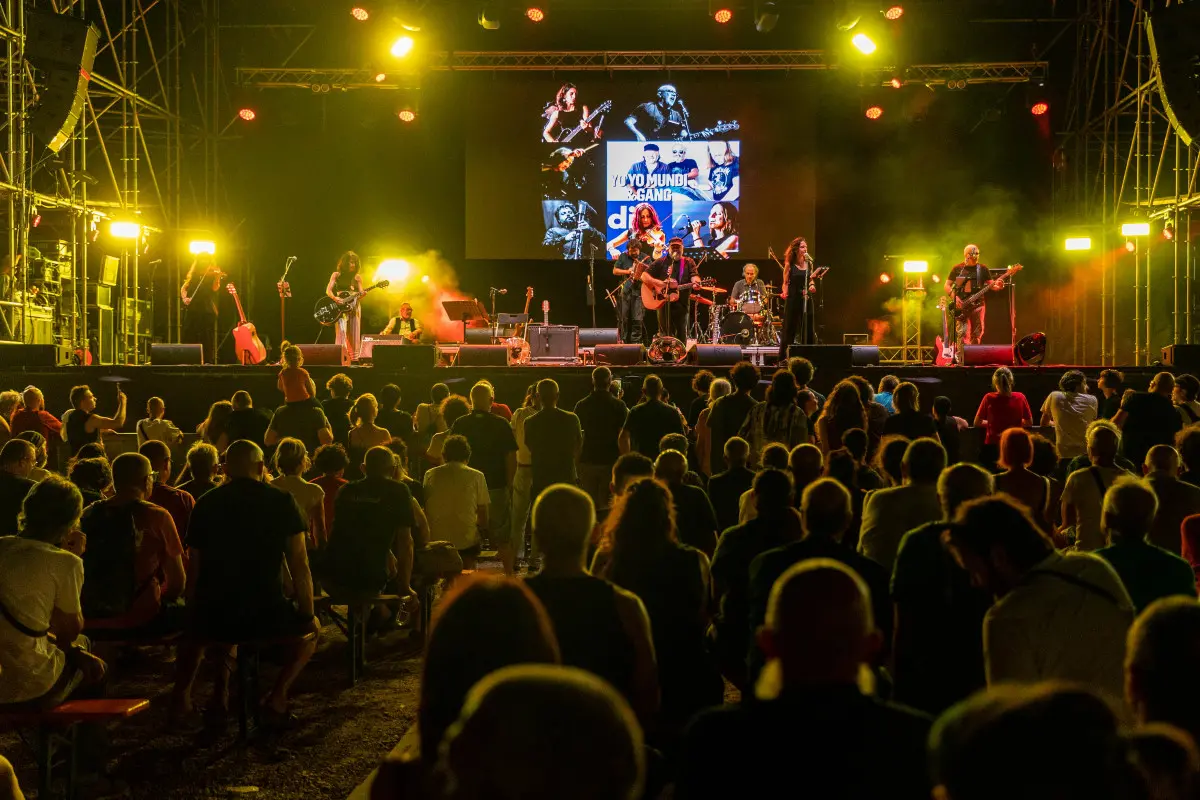 Yoyo Mundi & Gang sul palco di Festa Radio Onda d'Urto
