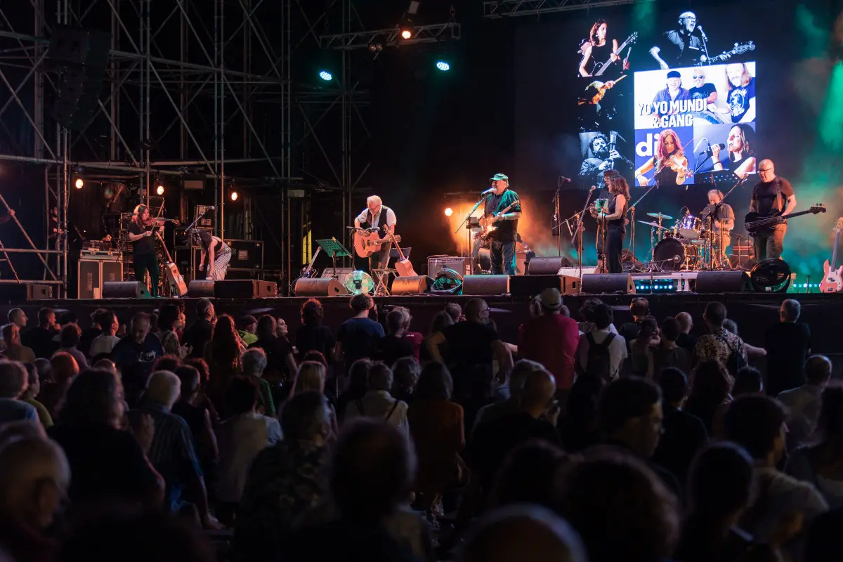 Yoyo Mundi & Gang sul palco di Festa Radio Onda d'Urto