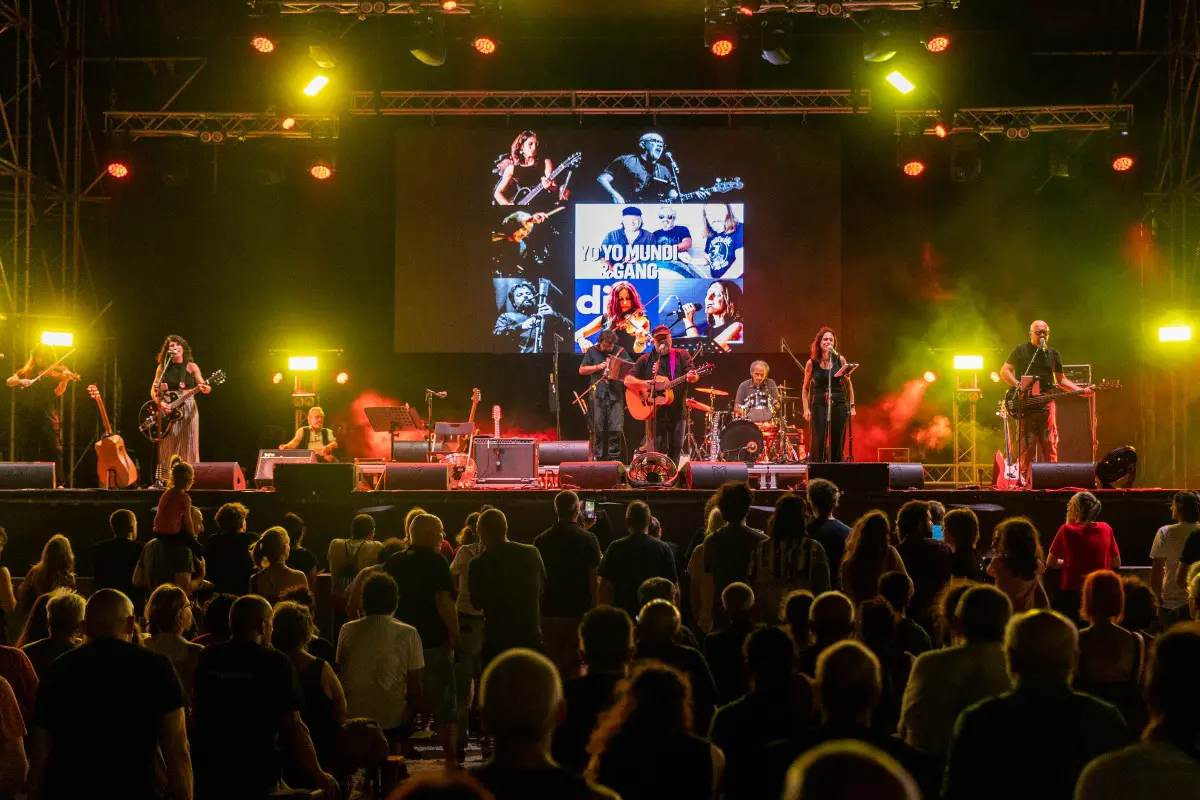 Yoyo Mundi & Gang sul palco di Festa Radio Onda d'Urto