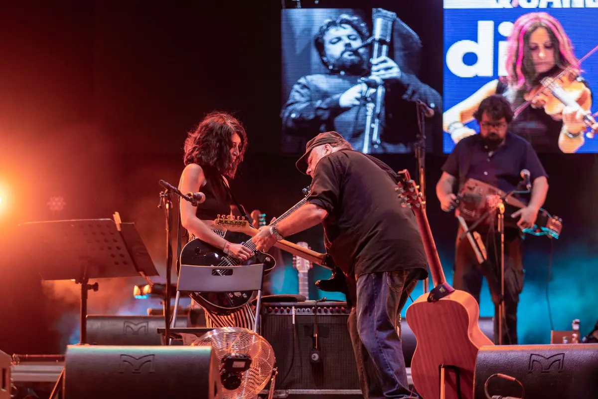 Yoyo Mundi & Gang sul palco di Festa Radio Onda d'Urto
