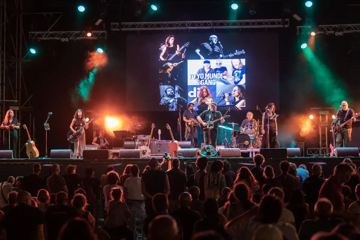 Yoyo Mundi & Gang sul palco di Festa Radio Onda d'Urto