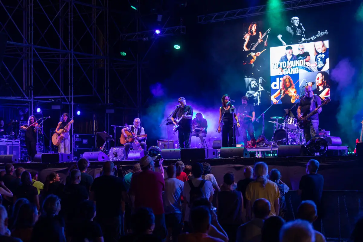 Yoyo Mundi & Gang sul palco di Festa Radio Onda d'Urto