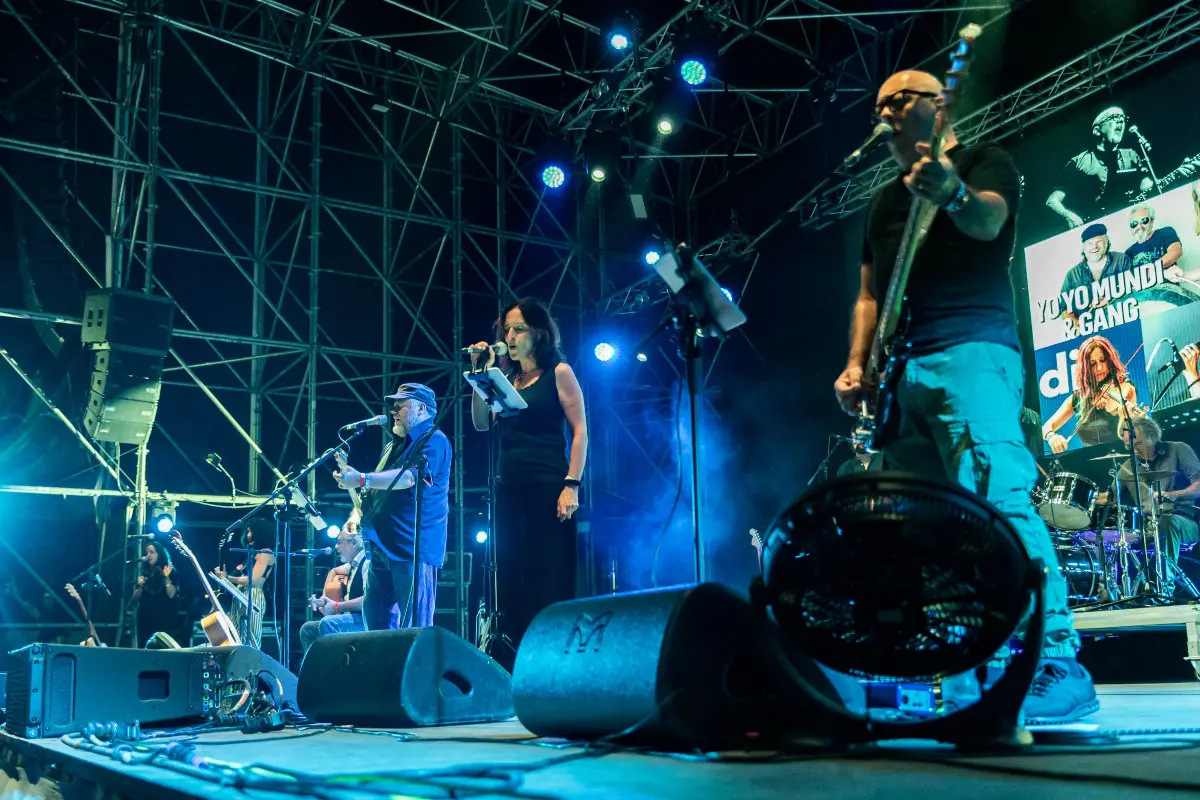 Yoyo Mundi & Gang sul palco di Festa Radio Onda d'Urto