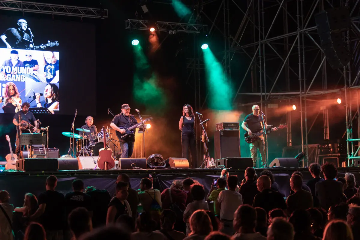 Yoyo Mundi & Gang sul palco di Festa Radio Onda d'Urto