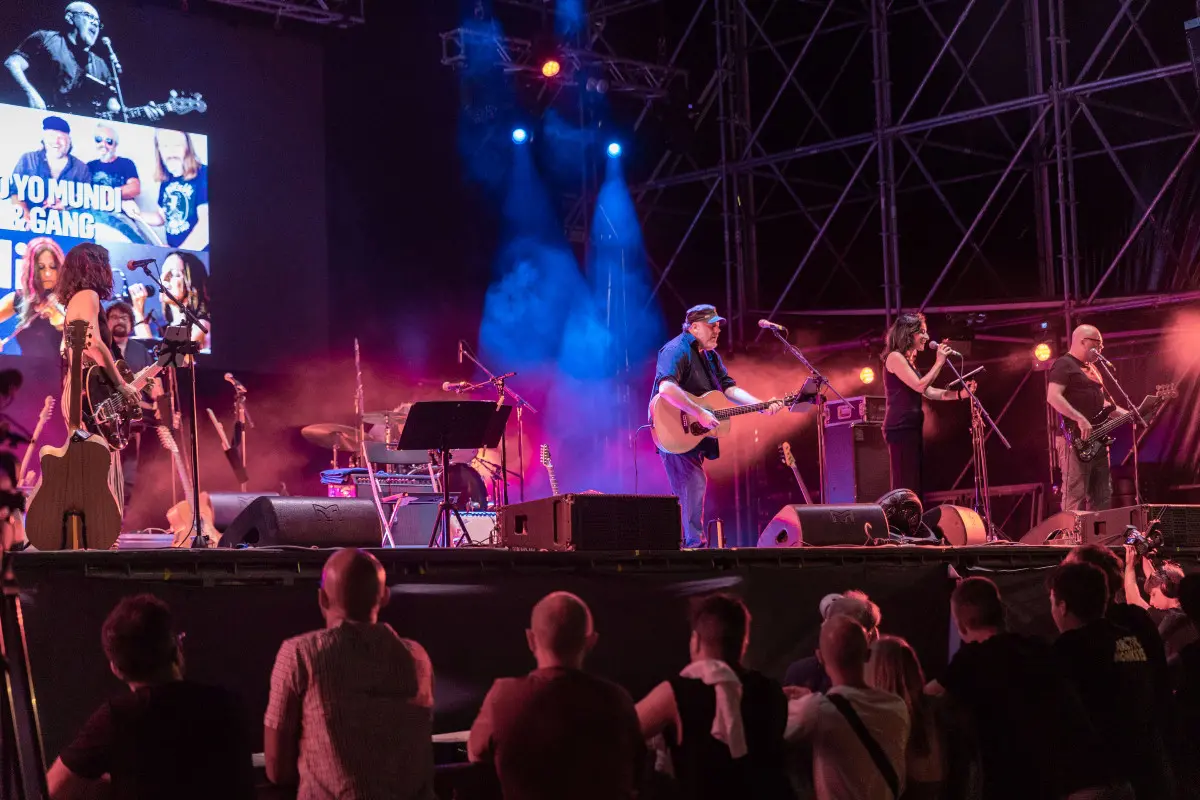 Yoyo Mundi & Gang sul palco di Festa Radio Onda d'Urto