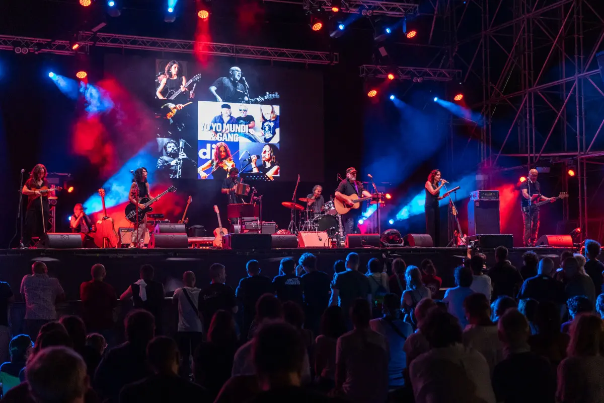 Yoyo Mundi & Gang sul palco di Festa Radio Onda d'Urto