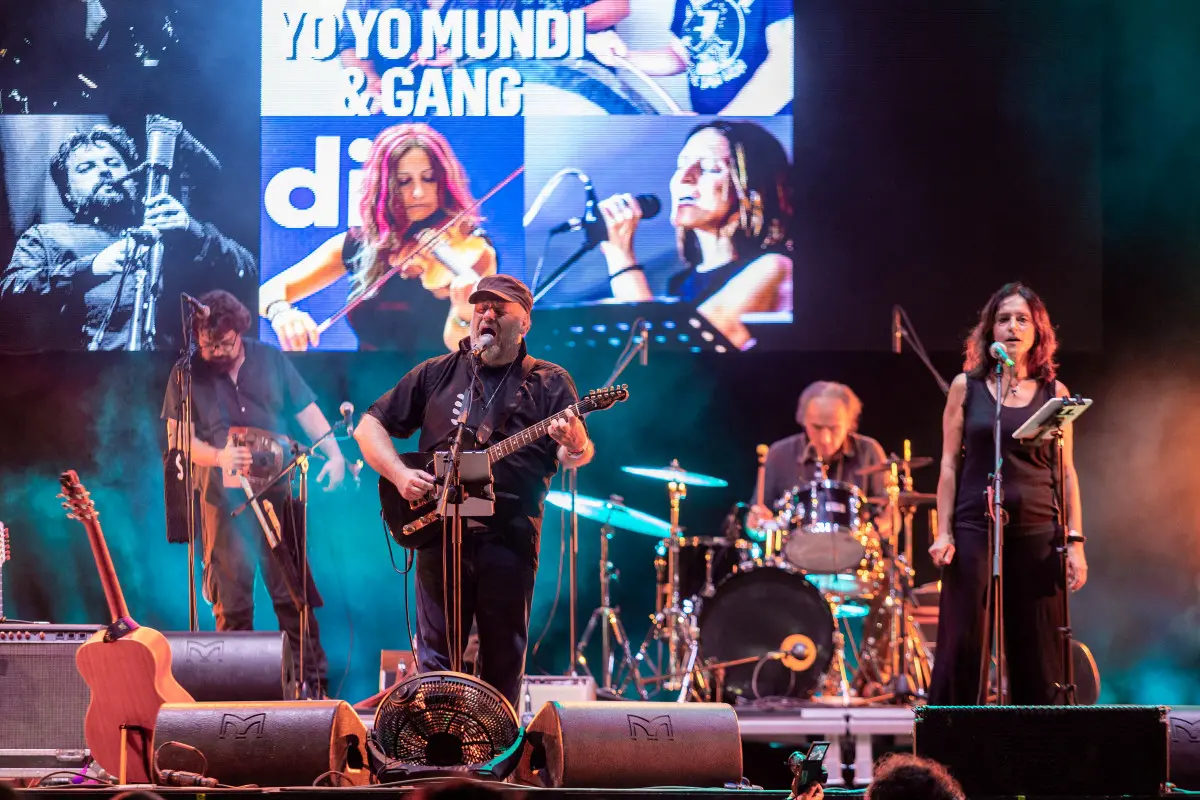 Yoyo Mundi & Gang sul palco di Festa Radio Onda d'Urto