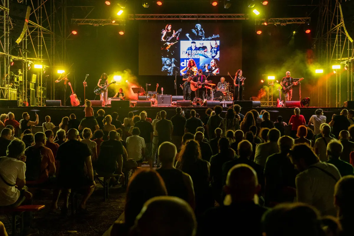 Yoyo Mundi & Gang sul palco di Festa Radio Onda d'Urto