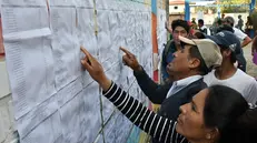 epa12307318 Citizens check for their polling station at a voting center in Entre Rios, Bolivia, 17 August 2025. Bolivians are heading to the polls on 17 August to elect a new government and parliament for the next five years. EPA/JORGE ABREGO