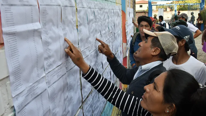 epa12307318 Citizens check for their polling station at a voting center in Entre Rios, Bolivia, 17 August 2025. Bolivians are heading to the polls on 17 August to elect a new government and parliament for the next five years. EPA/JORGE ABREGO