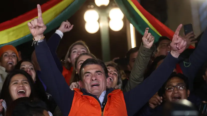 epa12307540 Candidate for the Presidency of Bolivia from the Christian Democratic Party (PDC) Rodrigo Paz Pereira celebrates with supporters in La Paz, Bolivia, 17 August 2025. Paz Pereira and his supporters were waiting for the polls to close and to receive the official results. EPA/LUIS GANDARILLAS