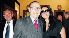 Pippo Baudo con Maria Grazia Cucinotta nel 2008 alla presentazione della Mille Miglia in Campidoglio - © www.giornaledibrescia.it