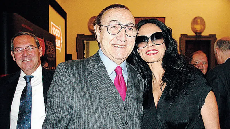 Pippo Baudo con Maria Grazia Cucinotta nel 2008 alla presentazione della Mille Miglia in Campidoglio - © www.giornaledibrescia.it