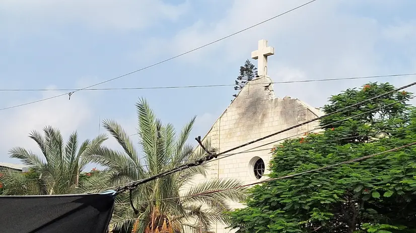 Una delle immagini in cui si vedono colonne di fumo causate da esplosioni non distanti dalla stessa parrocchia, dove attualmente vivono circa cinquecento persone, postata sui social dal parroco di Gaza, padre Gabriel Romanelli, 13 agosto 2025. FACEBOOK / GABRIEL ROMANELLI +++ ATTENZIONE: L'ANSA NON POSSIEDE I DIRITTI DI QUESTA FOTO CHE NON PUO' ESSERE PUBBLICATA SENZA L'AUTORIZZAZIONE DELLA FONTE DI ORIGINE CUI SI RINVIA +++ NPK +++