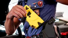 Un taser - Ansa © www.giornaledibrescia.it
