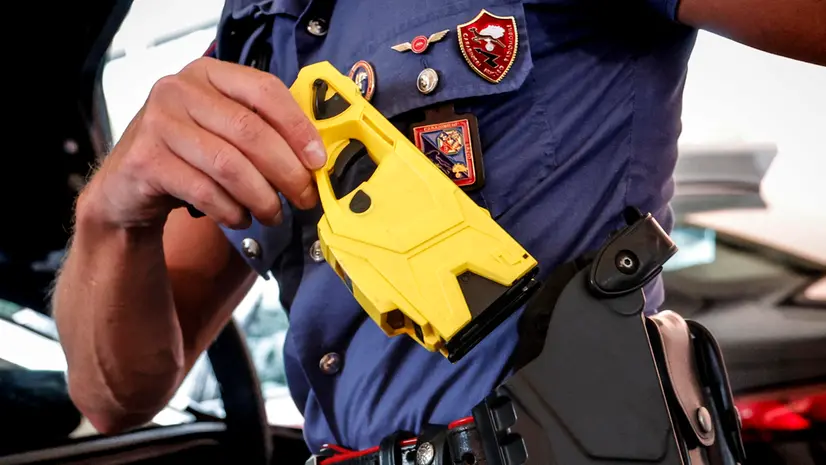Un taser - Ansa © www.giornaledibrescia.it