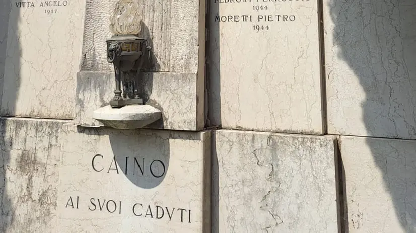 Atto vandalico in piazza Trieste a Caino