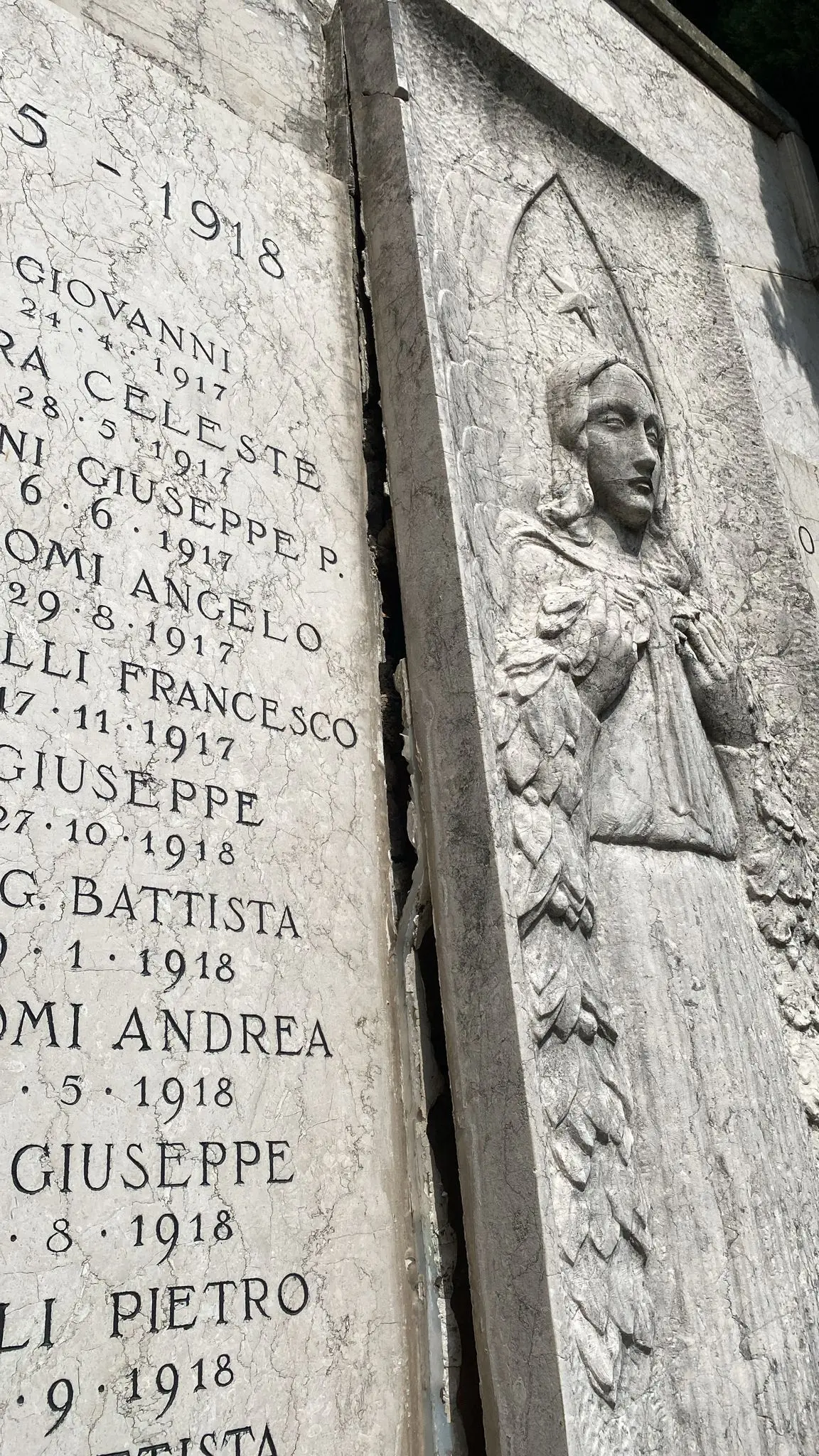 Atto vandalico in piazza Trieste a Caino