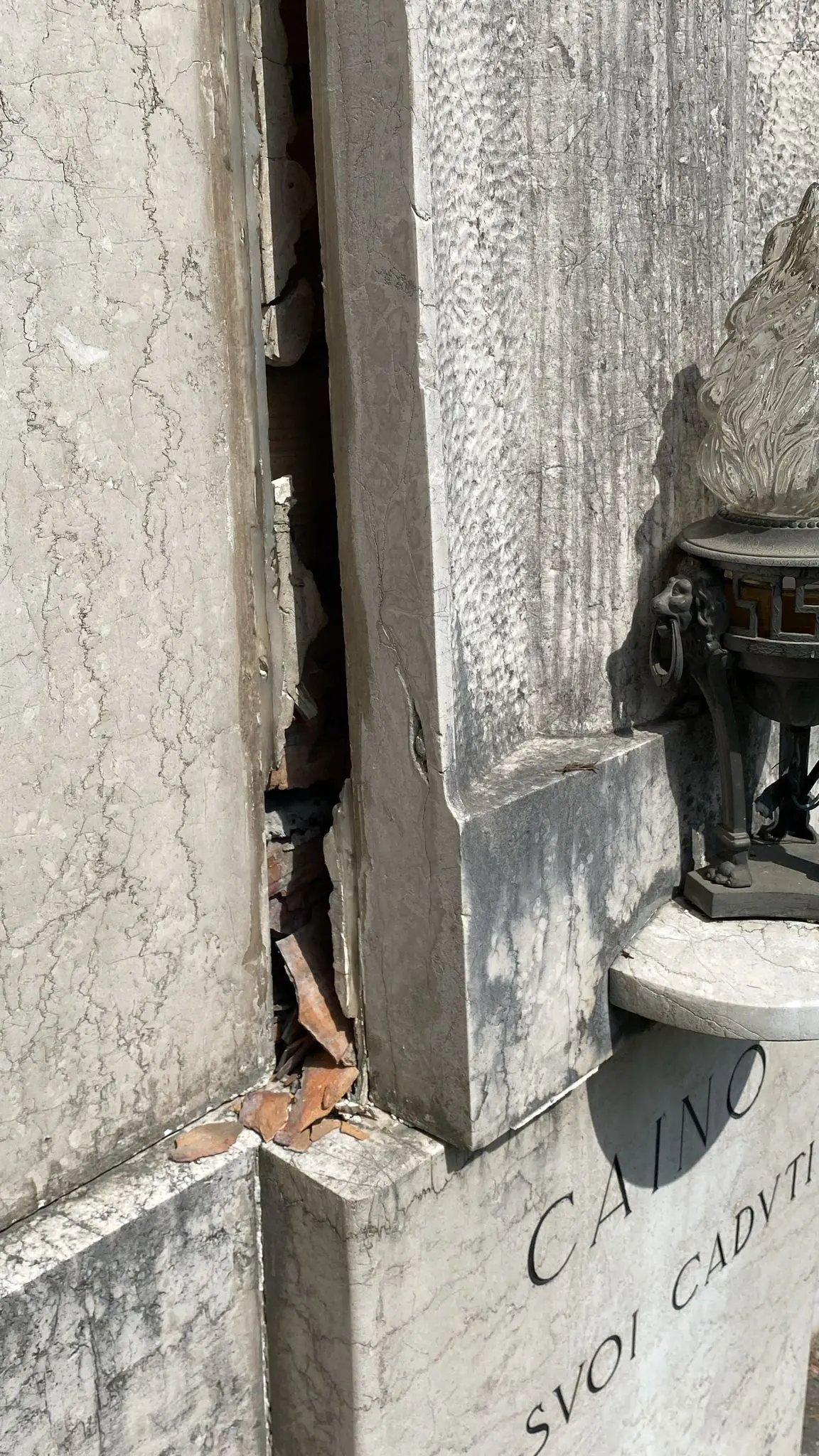 Atto vandalico in piazza Trieste a Caino