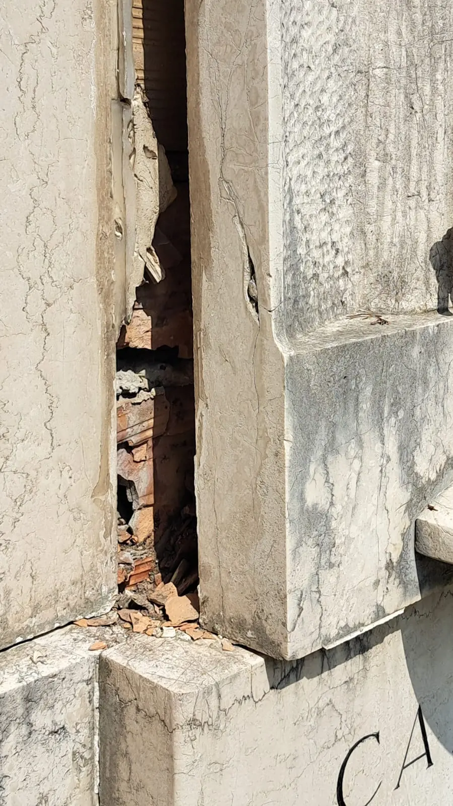 Atto vandalico in piazza Trieste a Caino