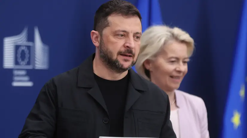 epa12306483 European Commission President Ursula von der Leyen (R) and Ukrainian President Volodymyr Zelensky (L) hold a press conference after their meeting in Brussels, Belgium, 17 August 2025. EPA/OLIVIER HOSLET