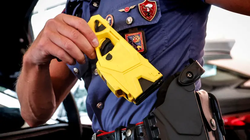 Taser in dotazione ai Carabinieri del Nucleo Radiomobile, Roma, 12 Agosto 2025. ANSA/GIUSEPPE LAMI Sono circa 100 gli equipaggi che quotidianamente 24 ore su 24 intevengono sul territorio della capitale.