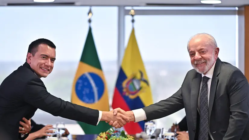 epa12308347 President of Brazil Luiz Inacio Lula da Silva (R) and President of Ecuador Daniel Noboa shake hands during a meeting at the Planalto Palace in Brasilia, Brazil, 18 August 2025. EPA/ANDRE BORGES