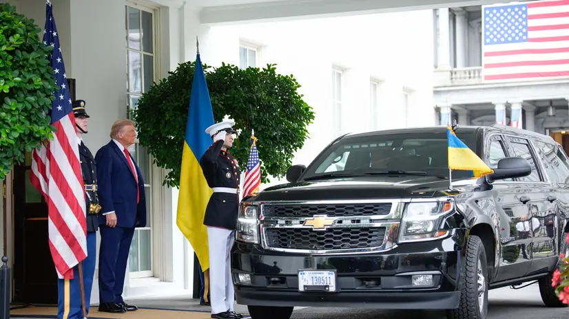 epa12308500 US President Donald Trump (L) attends to welcome Ukrainian President Volodymyr Zelensky before their meeting with European Leaders at the White House in Washington, DC, USA, 18 August 2025. US President Trump is meeting with European leaders and President Zelensky to discuss the conflict between Ukraine and Russia. EPA/YURI GRIPAS / POOL