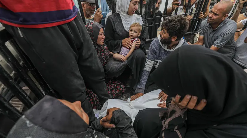 epa12274565 An internally displaced Palestinian family mourns over the body of their relative in Al Shifa Hospital after several people were shot dead at a food distribution point near Zikim in Gaza City, 31 July 2025. More than 80 Palestinians were killed on 30 July after Israeli troops opened fire at a food distribution point near Zikim, the Palestinian Ministry of Health said. EPA/MOHAMMED SABER