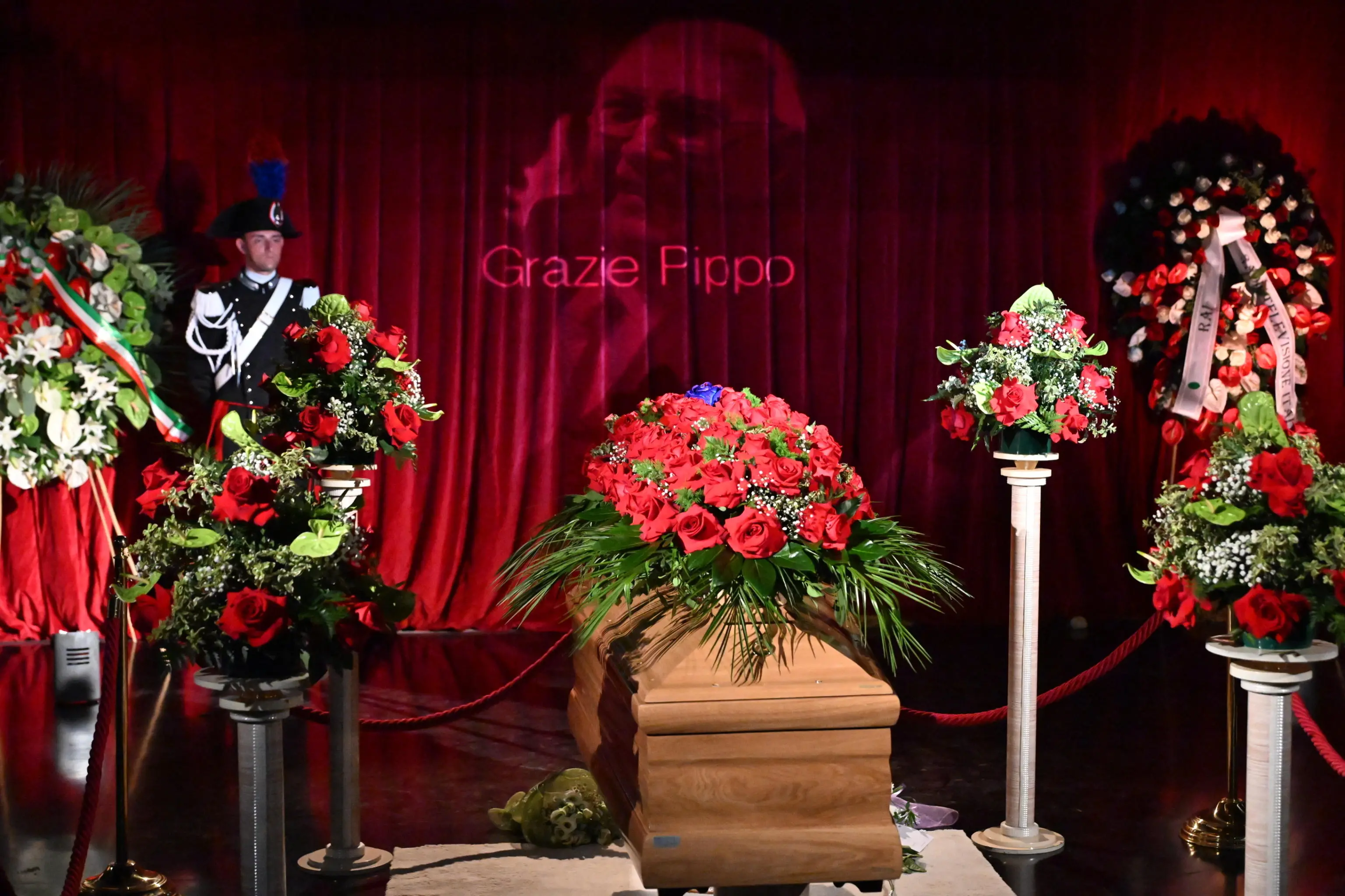 Addio a Pippo Baudo, la camera ardente al Teatro Vittorie