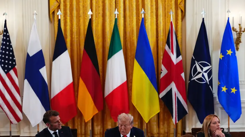 epa12308653 United States President Donald J Trump (C) makes remarks next to French President Emmanuel Macron (L) and Italian Prime Minister Giorgia Meloni (R) during a Multilateral Meeting with European Leaders in the East Room of the White House in Washington, DC, USA, 18 August 2025. European Leaders are at the White House in support of President Zelenskyy following President Trump’s meeting with President Vladimir Putin of Russia in Anchorage, Alaska, USA, on August 15, 2025. EPA/AARON SCHWARTZ / POOL