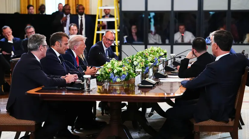 epa12308654 United States President Donald J Trump (C) makes remarks next to British Prime Minister Keir Starmer (L), French President Emmanuel Macron (2L) and German Chancellor Friedrich Merz (4L) during a Multilateral Meeting with European Leaders in the East Room of the White House in Washington, DC, USA, 18 August 2025. European Leaders are at the White House in support of President Zelenskyy following President Trump’s meeting with President Vladimir Putin of Russia in Anchorage, Alaska, USA, on August 15, 2025. EPA/AARON SCHWARTZ / POOL
