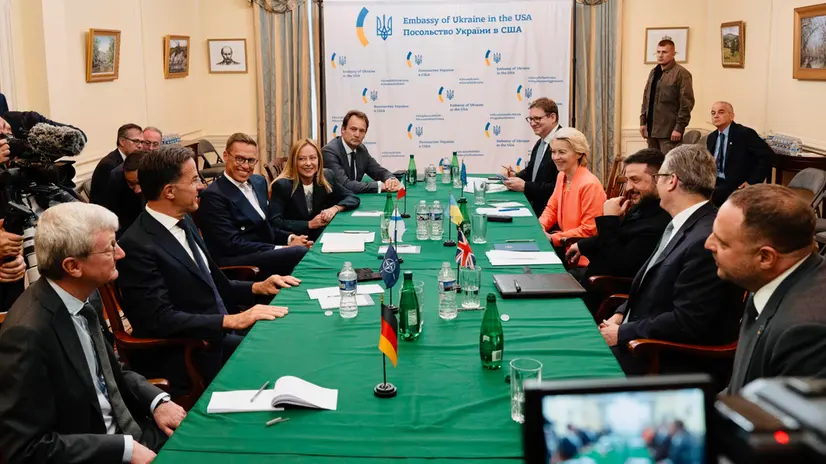 La presidente del Consiglio Giorgia Meloni all'ambasciata ucraina per un incontro con il presidente Volodymyr Zelensky, Washington (Usa), 18 agosto 2025. ///// Italian Prime Minister Giorgia Meloni at the Ukrainian Embassy for a meeting with President Volodymyr Zelensky, Washington (USA), 18 August 2025. ANSA/CHIGI PALACE PRESS OFFICE/FILIPPO ATTILI +++ ANSA PROVIDES ACCESS TO THIS HANDOUT PHOTO TO BE USED SOLELY TO ILLUSTRATE NEWS REPORTING OR COMMENTARY ON THE FACTS OR EVENTS DEPICTED IN THIS IMAGE; NO ARCHIVING; NO LICENSING +++ NPK +++
