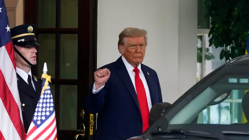epa12308478 US President Donald Trump greets Ukraine's President Volodymyr Zelensky at the White House, Washington, DC, USA, 18 August 2025. President Trump is meeting with European leaders and President Zelensky to discuss the conflict between Ukraine and Russia. EPA/WILL OLIVER