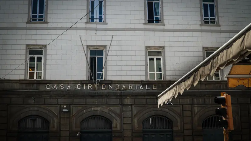 L'esterno del carcere di Poggioreale dove si è tenuta la conferenza stampa di Aldo di Giacomo, segretario nazionale polizia penitenziaria, all'indomani della rocambolesca evasione di un cittadino polacco. Napoli 26 Agosto. ANSA/CESARE ABBATE/