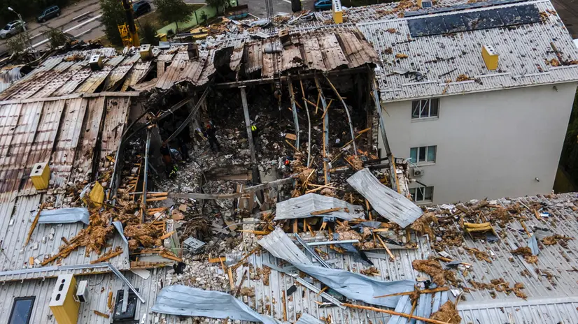 epa12308250 Ukrainian rescuers work at the site of a drone strike on a residential area in Kharkiv, northeastern Ukraine, 18 August 2025, amid the Russian invasion. At least seven people, including a child, were killed and dozens more injured following an overnight Russian drone attack on Kharkiv, according to the State Emergency Service of Ukraine (SES). EPA/YEVHEN TITOV