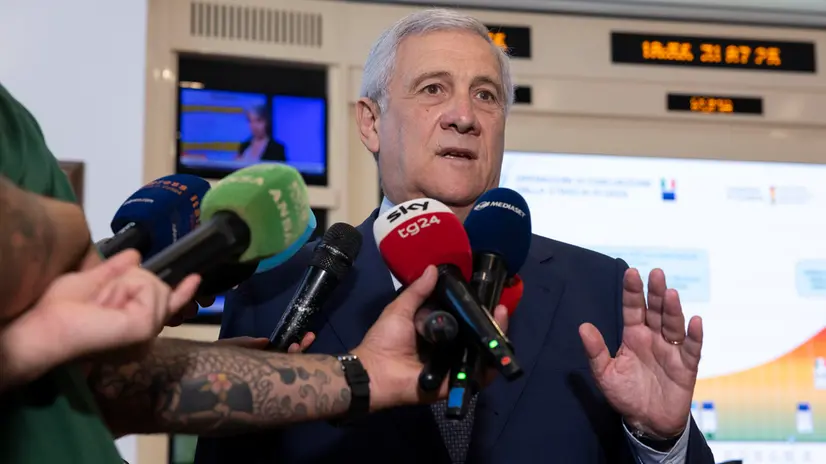 Il ministro degli esteri Antonio Tajani in conferenza stampa all’interno dell’unità di crisi in Farnesina. Roma, 31 luglio 2025 ANSA/MASSIMO PERCOSSI