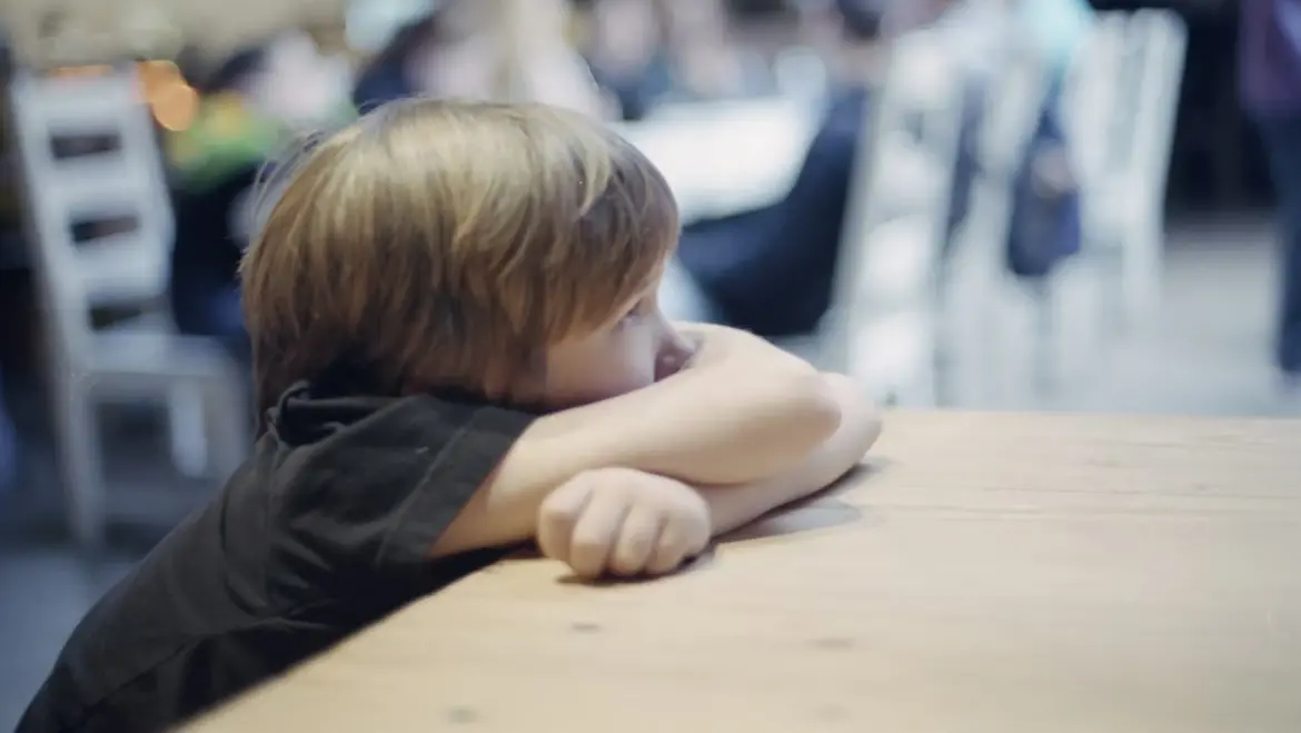 Un bambino che viene sgridato a scuola - © www.giornaledibrescia.it