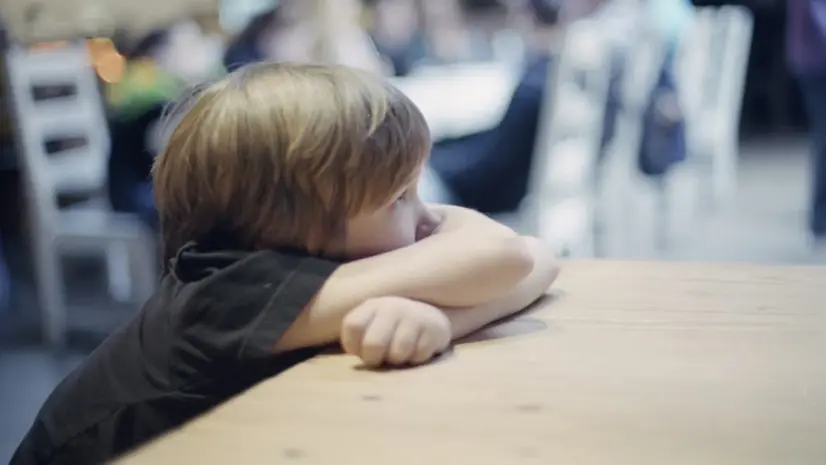Un bambino che viene sgridato a scuola - © www.giornaledibrescia.it