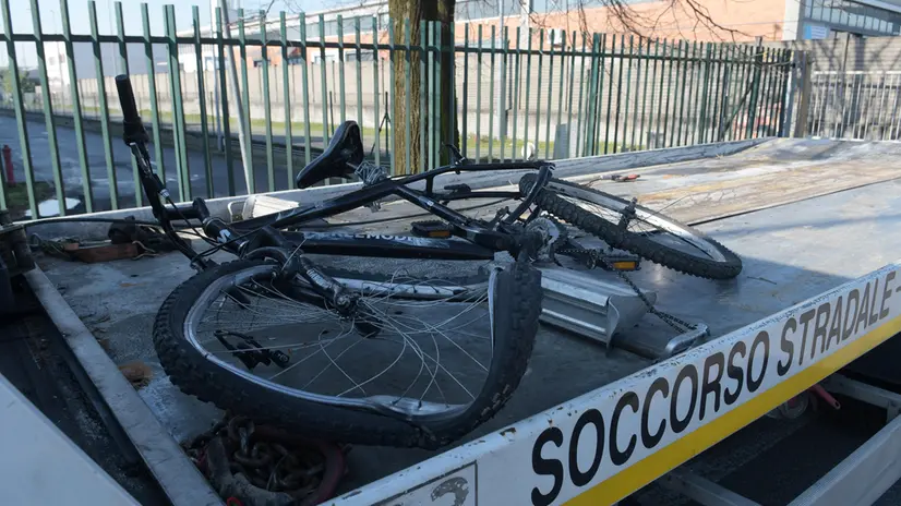 Un uomo è deceduto dopo essere stato travolto da un mezzo pesante mentre era in sella alla sua bicicletta sulla sp121 all’incrocio con la Padana Superiore a Cernusco sul Naviglio. 03 Febbraio 2025. ANSA/ANDREA CANALI