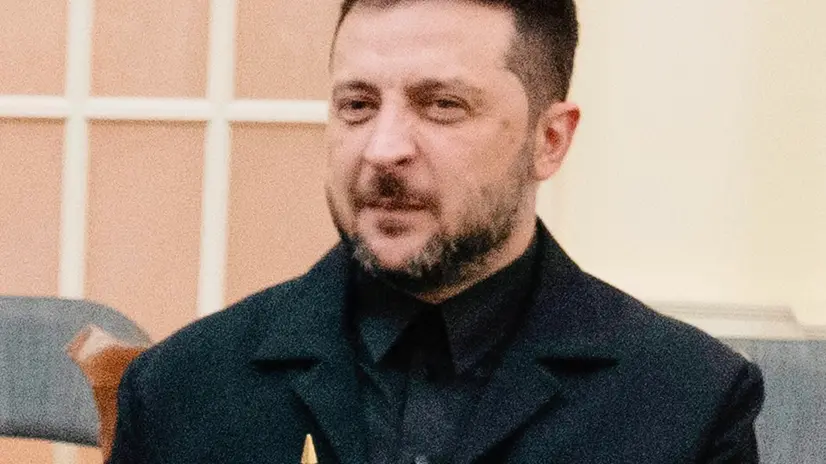 Zelensky in completo nero, camicia nera ma senza cravatta (TAGLIO STRETTO)