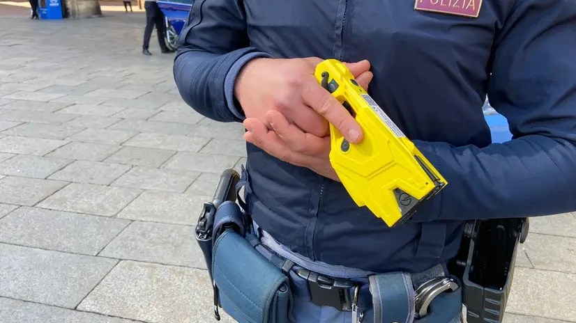 Un taser in dotazione alla polizia - Foto Ansa © www.giornaledibrescia.it