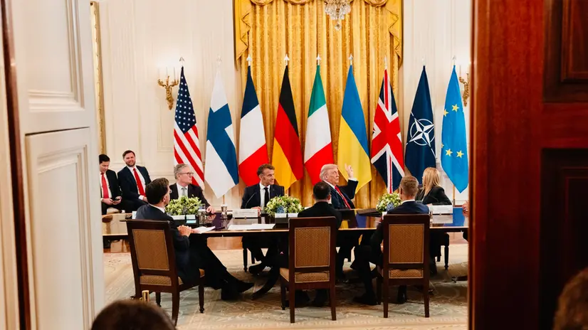 I colloqui sulla guerra in Ucraina di ieri alla Casa Bianca. Nella foto da sin. in senso orario, il primo ministro britannico Keir Starmer, il presidente francese Emmanuel Macron, il presidente degli Stati Uniti Donald Trump, la premier italiana Giorgia Meloni, il presidente finlandese Alexander Stubb, il presidente ucraino Volodymyr Zelensky e il segretario generale della Nato Mark Rutte, Washington, 19 agosto 2025 Ansa / Filippo Attili - ufficio stampa Palazzo Chigi ++FOTO DIFFUSA DALL'UFFICIO STAMPA DI PALAZZO CHIGI - USARE SOLO PER ILLUSTRARE OGGI LA NOTIZIA INDICATA NEL TITOLO - NON ARCHIVIARE – FOTO NON IN VENDITA - DA USARE SOLO PER FINI GIORNALISTICI - NPK+++