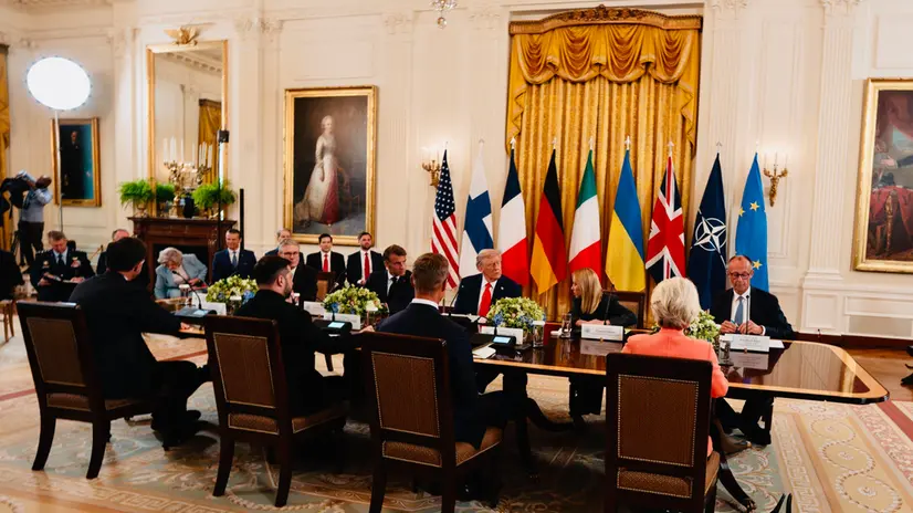 I colloqui sulla guerra in Ucraina di ieri alla Casa Bianca. Nella foto da sin. in senso orario, il primo ministro britannico Keir Starmer, il presidente francese Emmanuel Macron, il presidente degli Stati Uniti Donald Trump, la premier italiana Giorgia Meloni, il cancelliere tedesco Friedrich Merz, la presidente della Commissione Europea Ursula von der Leyen, il presidente finlandese Alexander Stubb, il presidente ucraino Volodymyr Zelensky e il segretario generale della Nato Mark Rutte, Washington, 19 agosto 2025 Ansa / Filippo Attili - ufficio stampa Palazzo Chigi ++FOTO DIFFUSA DALL'UFFICIO STAMPA DI PALAZZO CHIGI - USARE SOLO PER ILLUSTRARE OGGI LA NOTIZIA INDICATA NEL TITOLO - NON ARCHIVIARE – FOTO NON IN VENDITA - DA USARE SOLO PER FINI GIORNALISTICI - NPK+++ Washington, 19 agosto 2025 Ansa / Filippo Attili - ufficio stampa Palazzo Chigi ++FOTO DIFFUSA DALL'UFFICIO STAMPA DI PALAZZO CHIGI - USARE SOLO PER ILLUSTRARE OGGI LA NOTIZIA INDICATA NEL TITOLO - NON ARCHIVIARE – FOTO NON IN VENDITA - DA USARE SOLO PER FINI GIORNALISTICI - NPK+++
