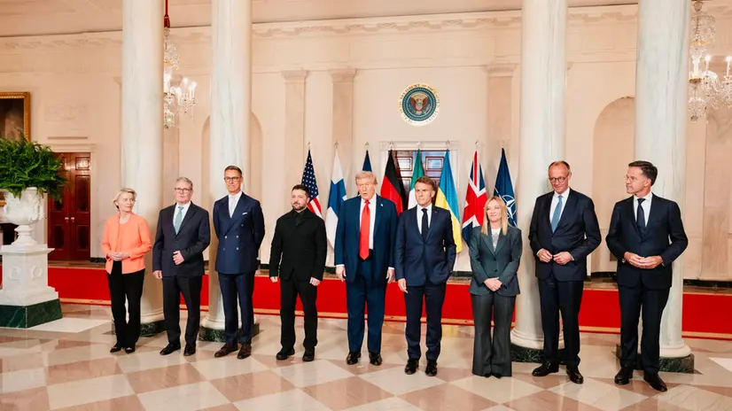 Family photo nella Cross Hall alla Casa Bianca al termine dei colloqui sulla guerra in Ucraina di ieri. Da sin. la presidente della Commissione Europea Ursula von der Leyen, il primo ministro britannico Keir Starmer, il presidente finlandese Alexander Stubb, il presidente ucraino Volodymyr Zelensky, il presidente degli Stati Uniti Donald Trump, il presidente francese Emmanuel Macron, la premier italiana Giorgia Meloni, il cancelliere tedesco Friedrich Merz e il segretario generale della Nato Mark Rutte, Washington, DC, 19 agosto 2025. ++FOTO DIFFUSA DALL'UFFICIO STAMPA DI PALAZZO CHIGI - USARE SOLO PER ILLUSTRARE OGGI LA NOTIZIA INDICATA NEL TITOLO - NON ARCHIVIARE – FOTO NON IN VENDITA - DA USARE SOLO PER FINI GIORNALISTICI - NPK+++